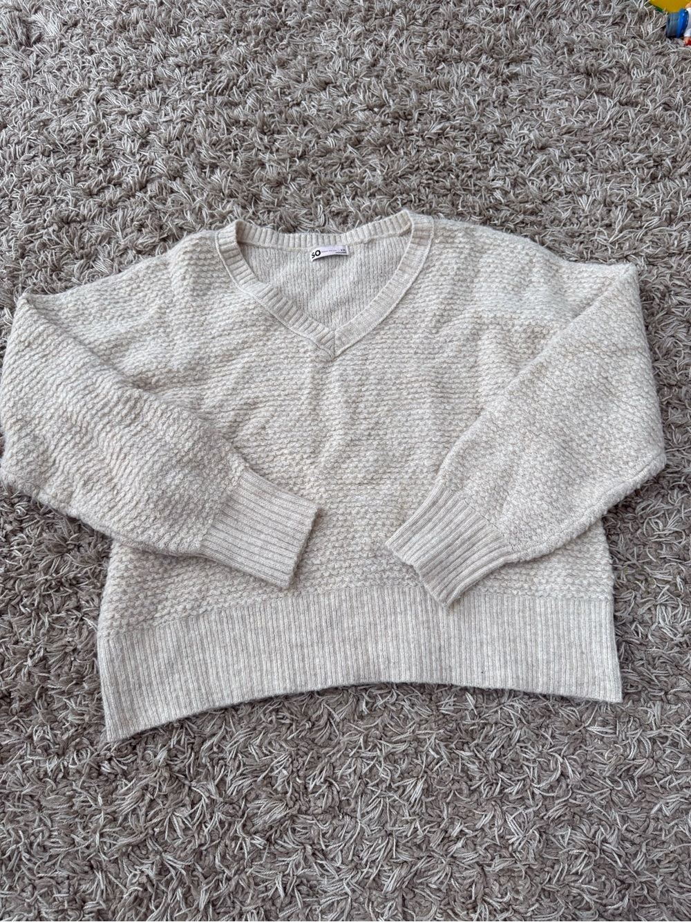SO Cream Textured V-Neck Sweater